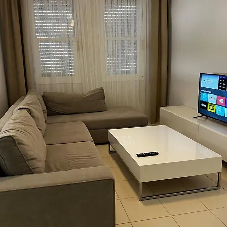 Entire Pool & Great Location In Complex Apartment Side