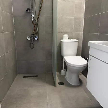 Entire Pool & Great Location In Complex Apartment