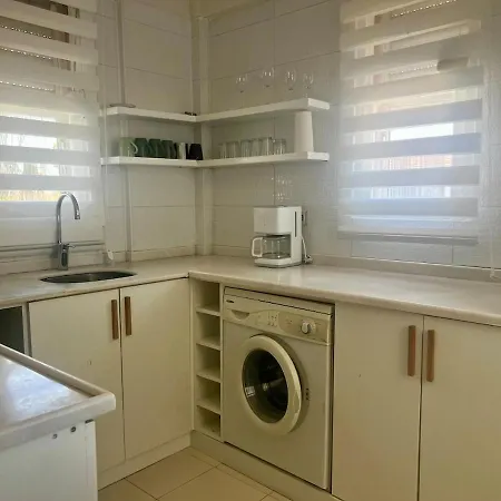 Entire Pool & Great Location In Complex Apartment Side
